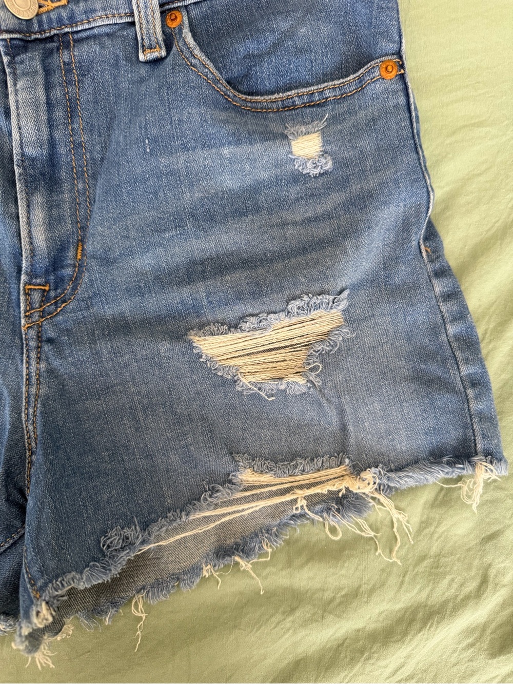 Levi’s High Rise Shorts - Picture 3 of 5